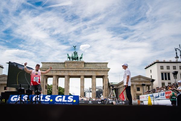 Leon Schwoebel (LG Rhein-Wied) beim Kugelstossen waehrend der deutschen Leichtathletik-Meisterschaften auf dem Pariser Platz am 24.06.2022 in Berlin